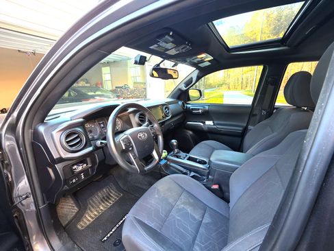 Used 2016 Toyota Tacoma TRD Off-Road image 6