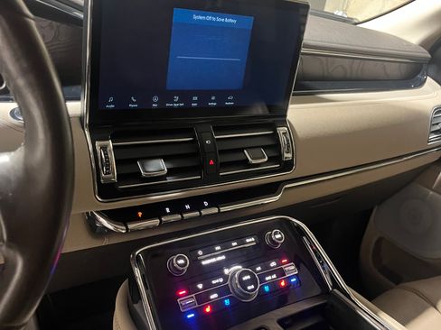 Used 2022 Lincoln Navigator Reserve AWD/4WD image 4