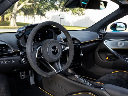 Used 2023 McLaren Artura image 22