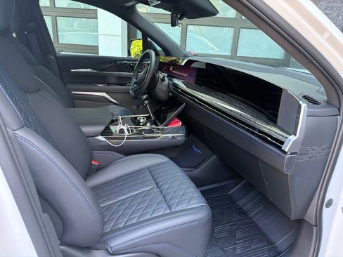 Used 2025 Cadillac Escalade IQ Luxury 1 w/ Smart Trailering package image 5