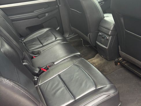 Used 2017 Ford Explorer XLT w/ Equipment Group 202A AWD/4WD image 11