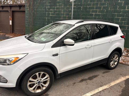 Used 2017 Ford Escape SE w/ Equipment Group 201A image 1