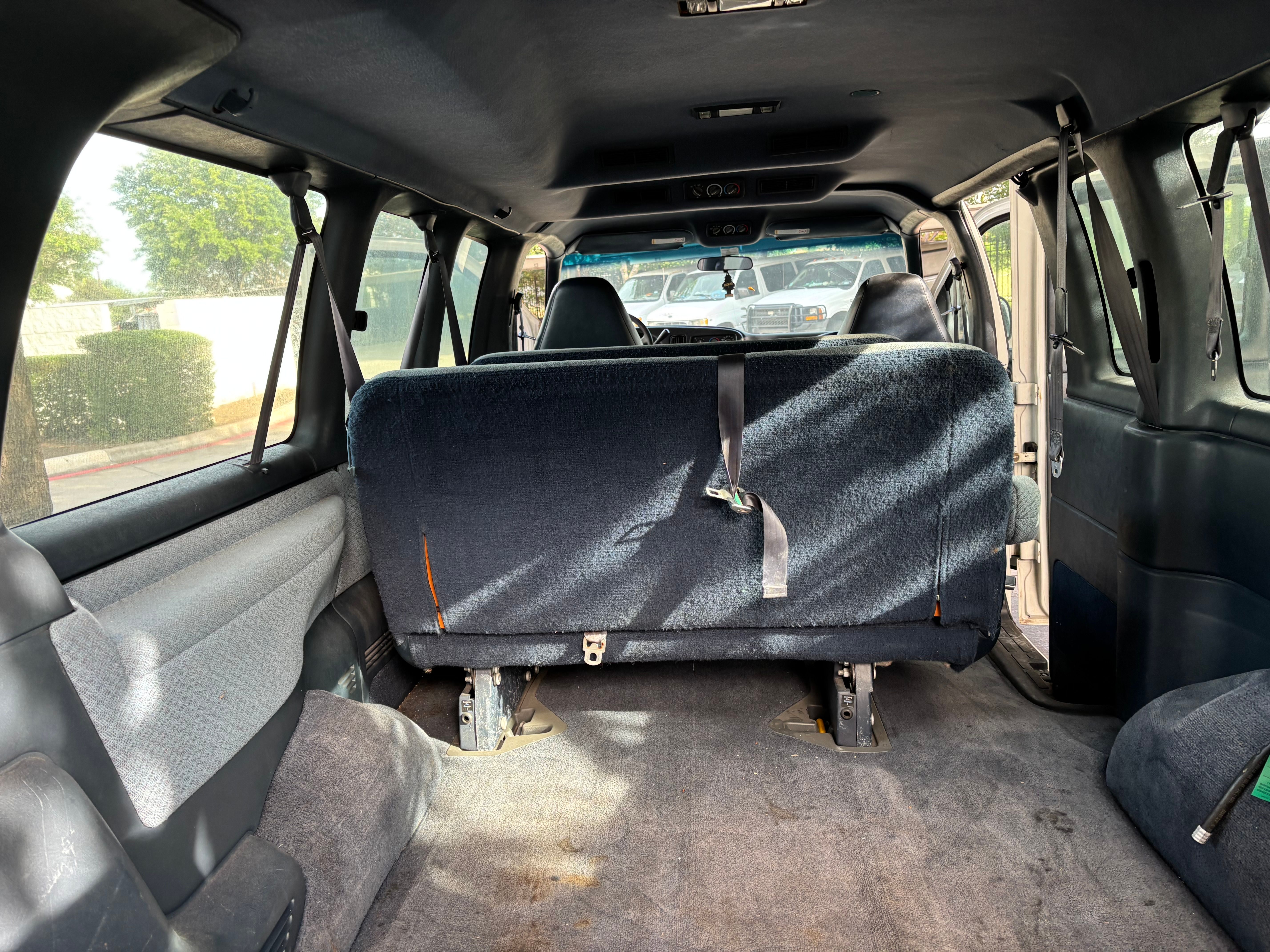 Used 2000 Chevrolet Express 2500 Passenger w/ LS Preferred Equipment Group RWD image 26