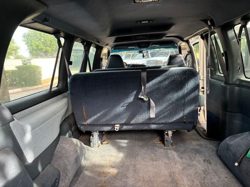Used 2000 Chevrolet Express 2500 Passenger w/ LS Preferred Equipment Group RWD image 26