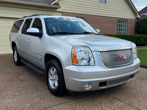 Used 2014 GMC Yukon XL SLT w/ SLT-2 Equipment Package image 2