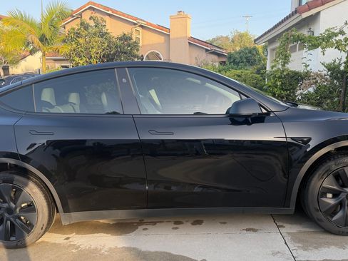 Used 2024 Tesla Model Y Long Range AWD/4WD image 4