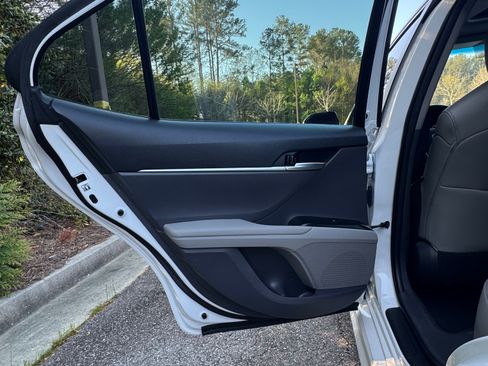 Used 2018 Toyota Camry SE w/ Moonroof Package image 15