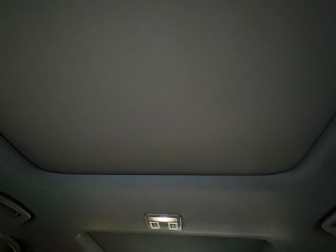 Used 2017 Land Rover Discovery HSE image 16