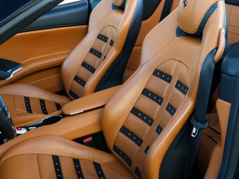 Used 2015 Ferrari California T image 21