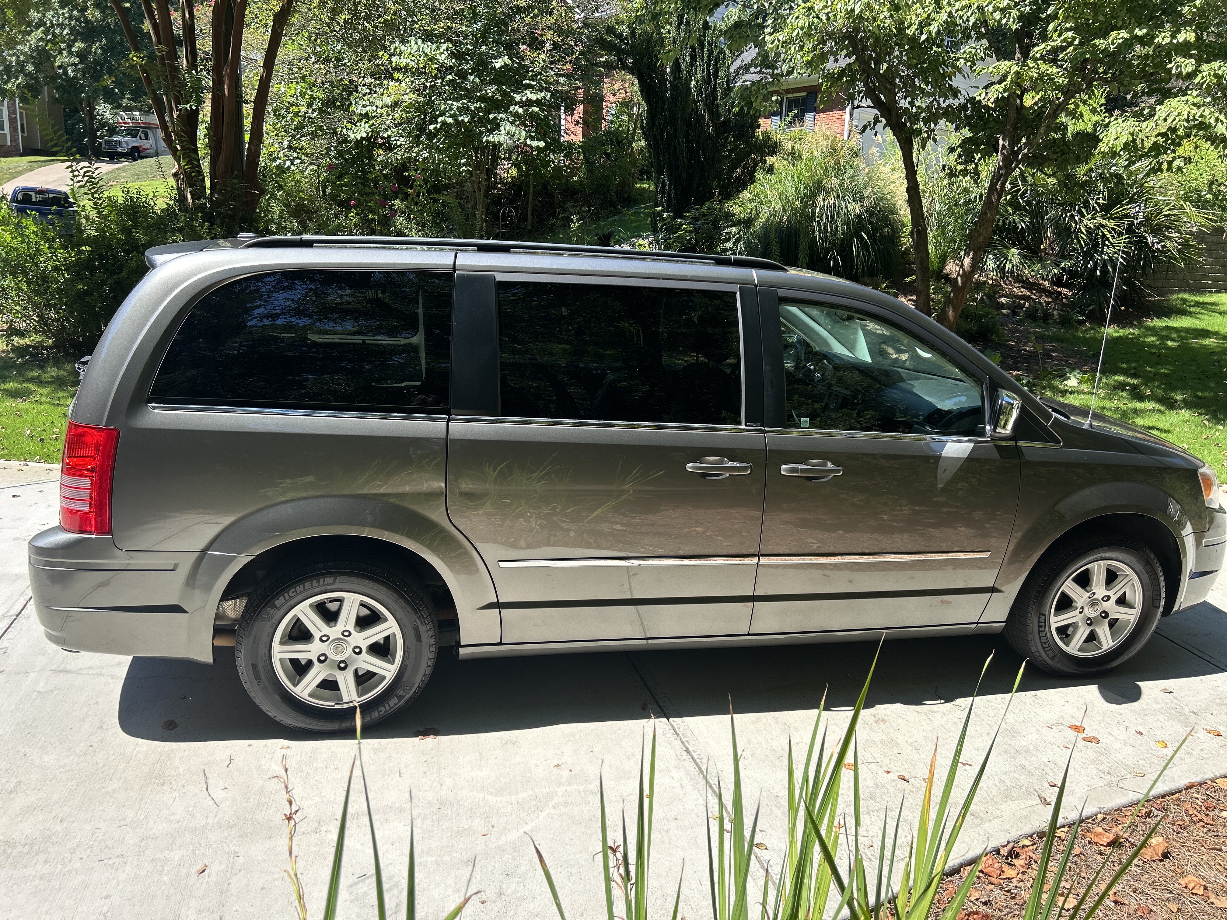 Used 2010 Chrysler Town & Country Touring Plus w/ Safetytec Group FWD image 6