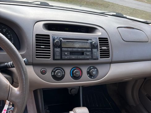 Used 2004 Toyota Camry LE image 2