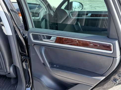 Used 2014 Volkswagen Touareg VR6 image 21