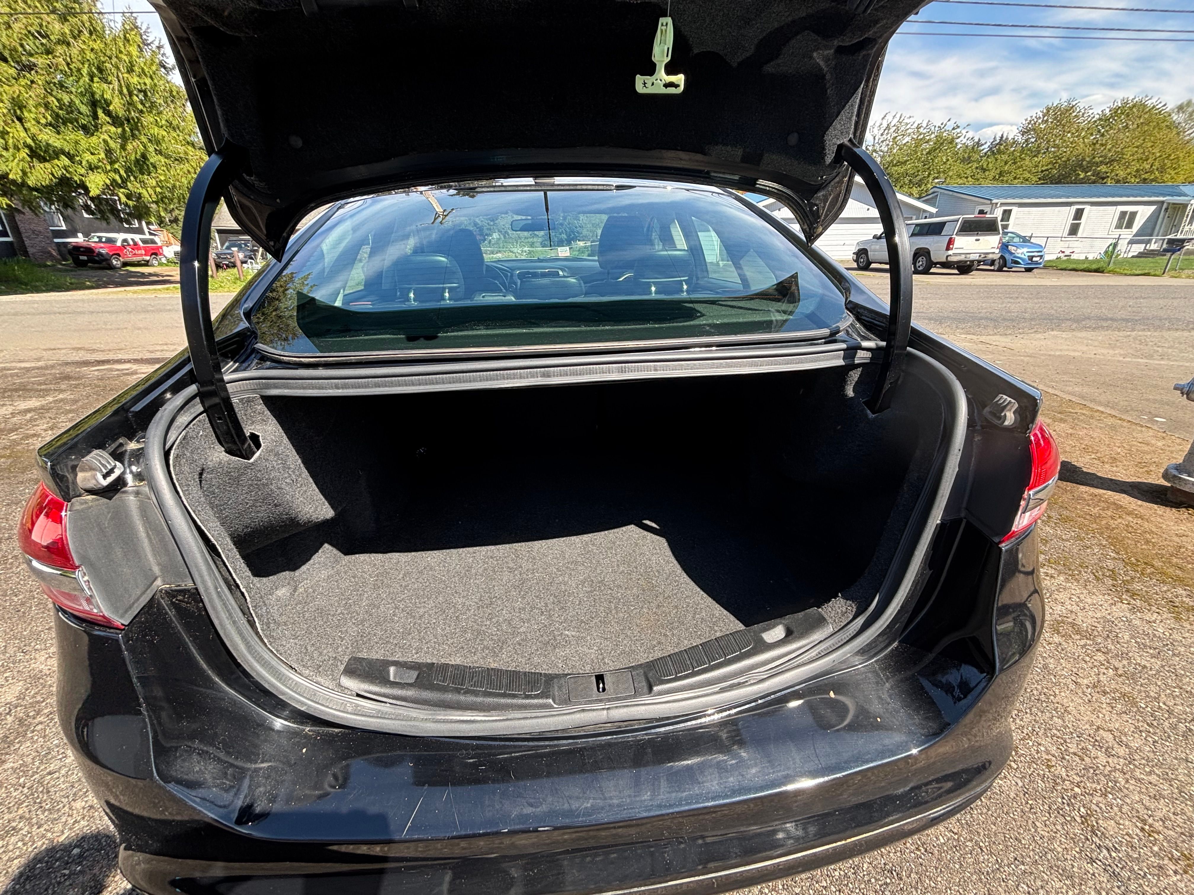 Used 2017 Ford Fusion SE FWD image 6