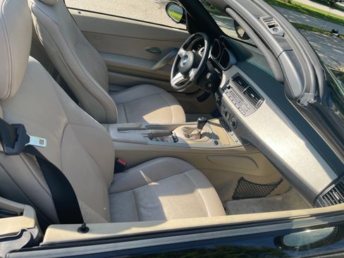Used 2005 BMW Z4 3.0i RWD image 8
