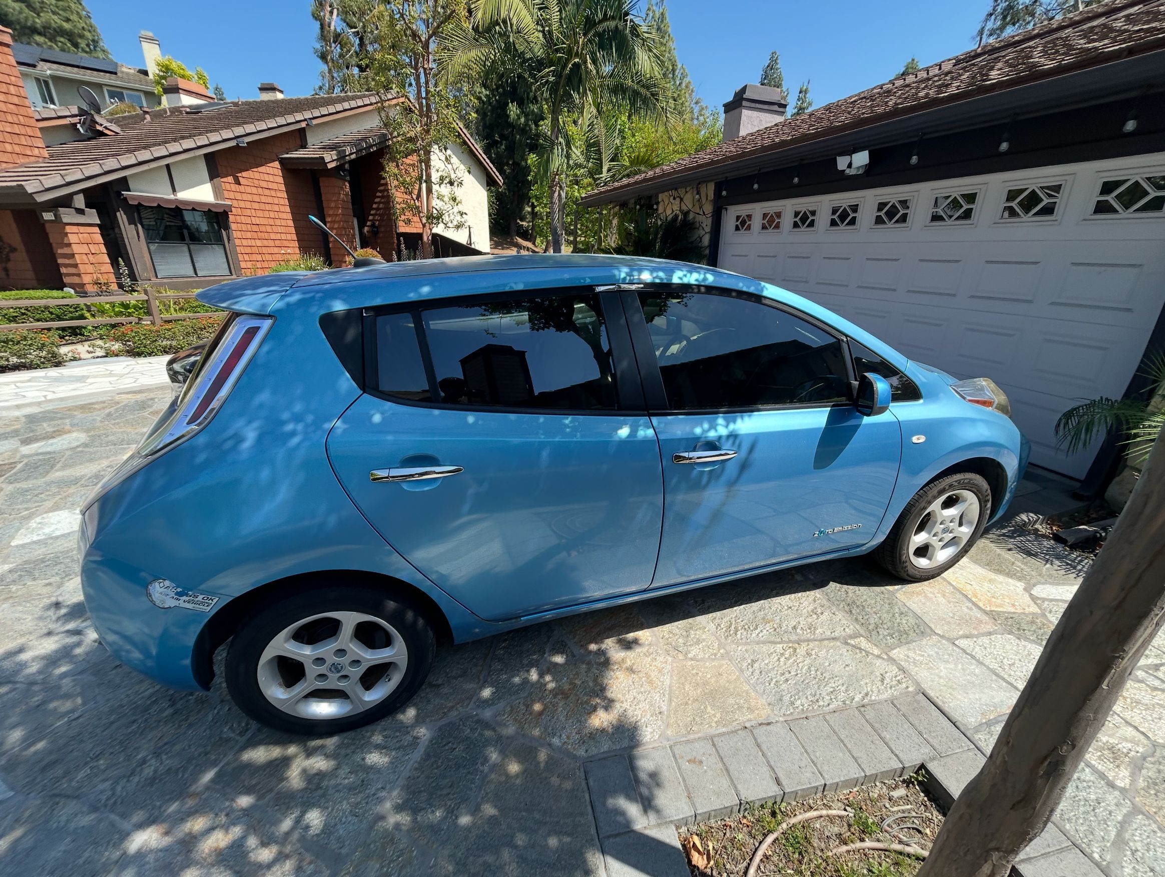Used 2011 Nissan Leaf SV FWD image 2