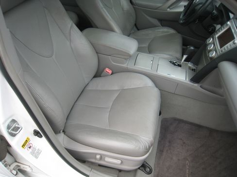 Used 2011 Toyota Camry SE w/ SE/XLE Extra-Value Pkg image 13