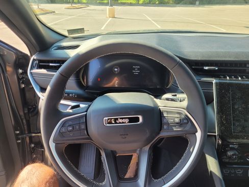 Used 2025 Jeep Grand Cherokee Laredo w/ Trailer Tow Package image 17