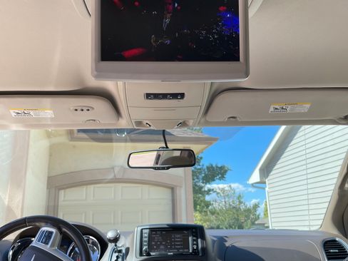 Used 2015 Chrysler Town & Country Touring w/ Driver Convenience Group FWD image 14