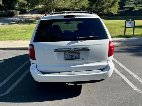 Used 2001 Chrysler Town & Country EX image 9