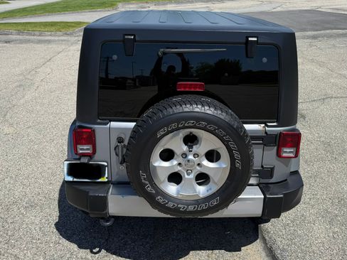 Used 2014 Jeep Wrangler Unlimited Sahara w/ Dual Top Group AWD/4WD image 20