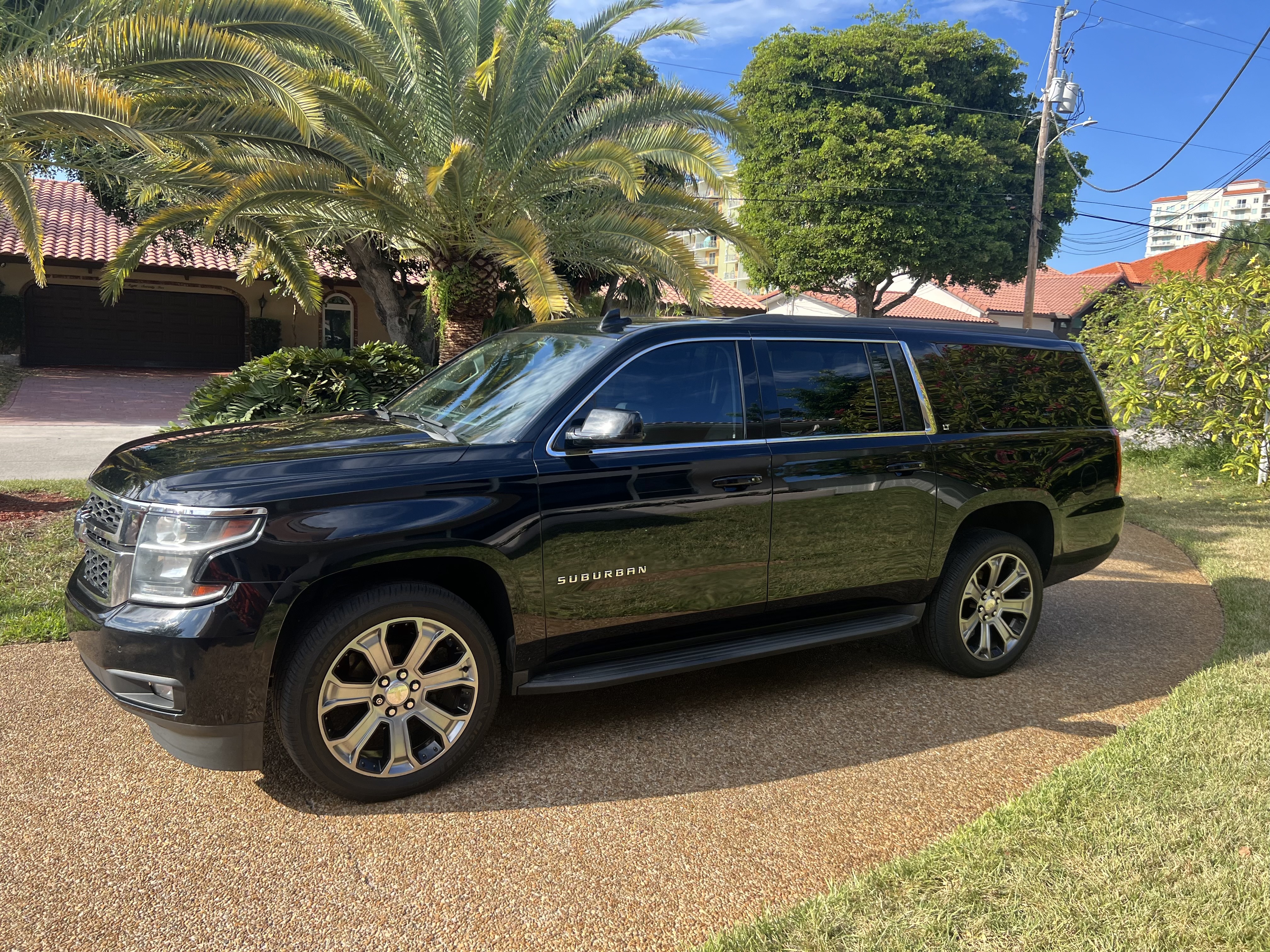 Used 2019 Chevrolet Suburban LT w/ Luxury Package RWD image 1
