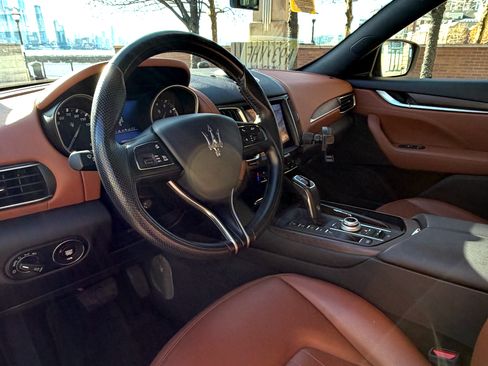 Used 2020 Maserati Levante image 14