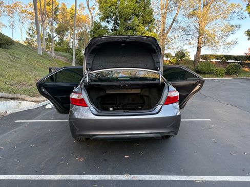 Used 2017 Toyota Camry SE image 5