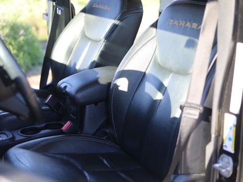 Used 2015 Jeep Wrangler Unlimited Sahara w/ Max Tow Package image 18