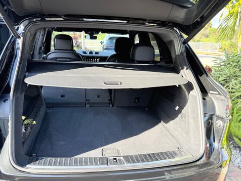 Used 2023 Porsche Cayenne Platinum Edition image 9