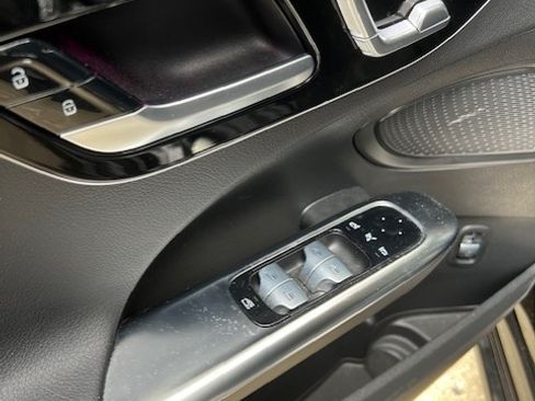 Used 2023 Mercedes-Benz C 300 Sedan image 11