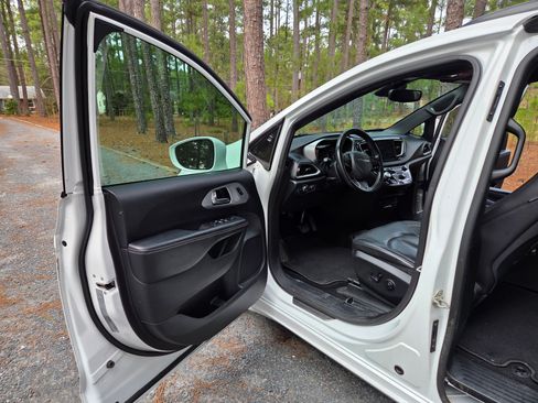 Used 2020 Chrysler Pacifica Touring-L Plus image 6