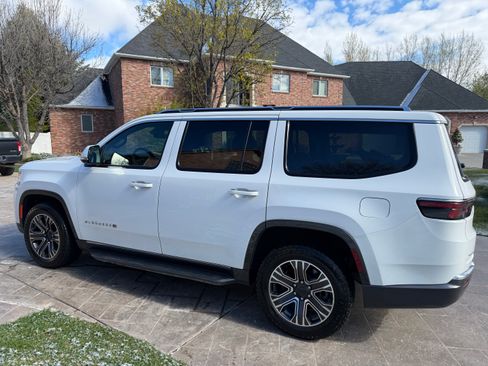 Used 2022 Jeep Wagoneer Series III image 2