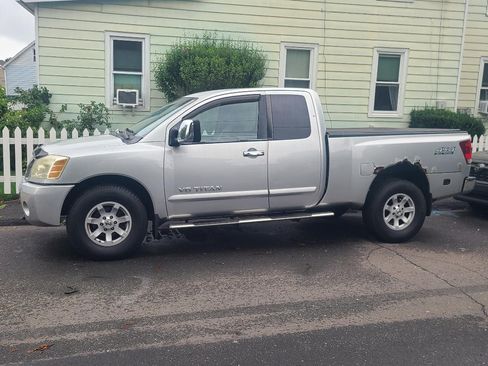 Used 2005 Nissan Titan SE w/ (R02) SE Off-Road Pkg AWD/4WD image 2