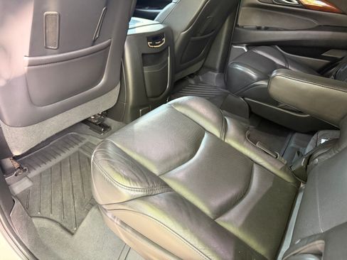 Used 2019 Cadillac Escalade Luxury AWD/4WD image 9