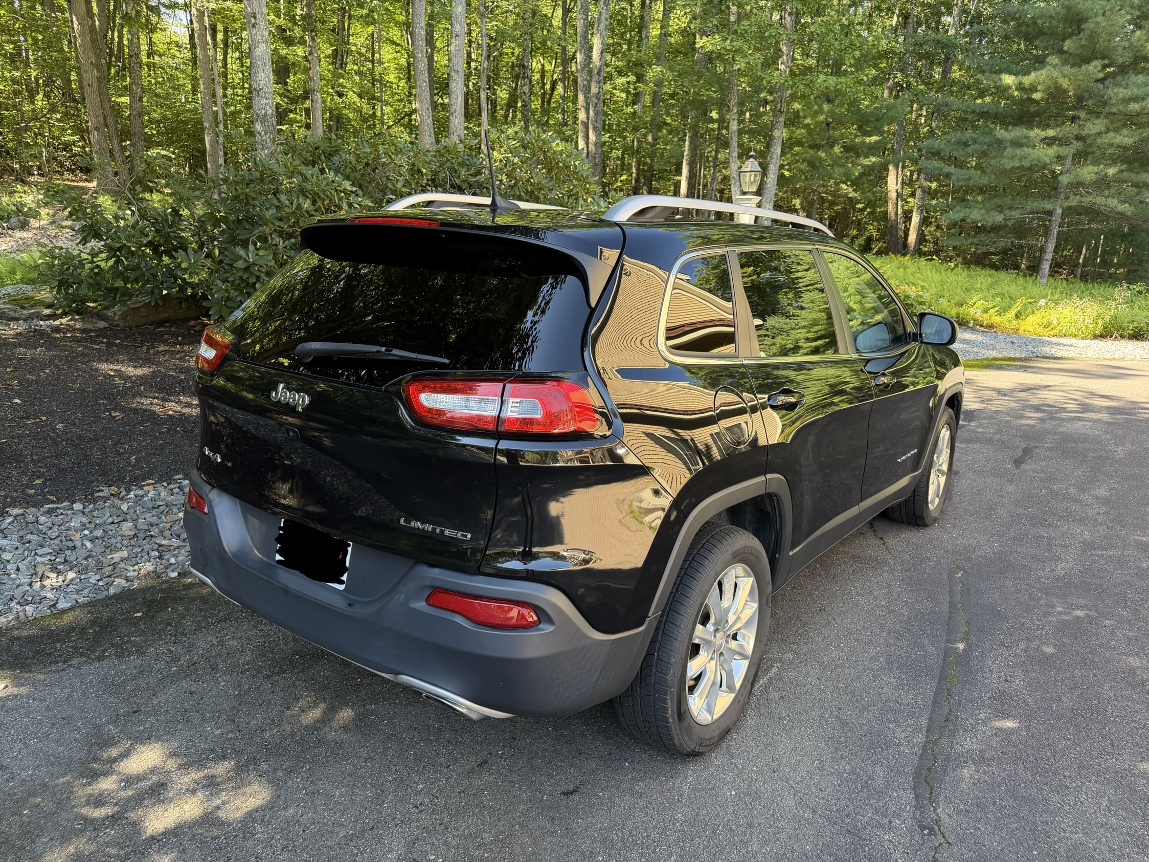 Used 2017 Jeep Cherokee Limited AWD/4WD image 2