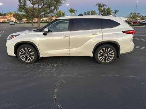Used 2020 Toyota Highlander Platinum image 4