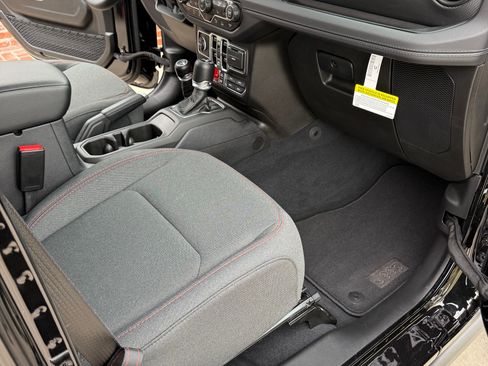 Used 2025 Jeep Wrangler Unlimited Rubicon image 11