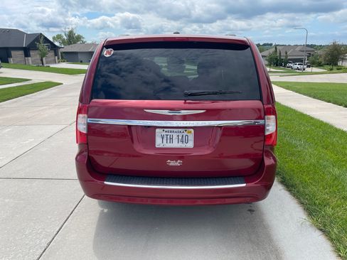 Used 2016 Chrysler Town & Country Touring-L FWD image 4