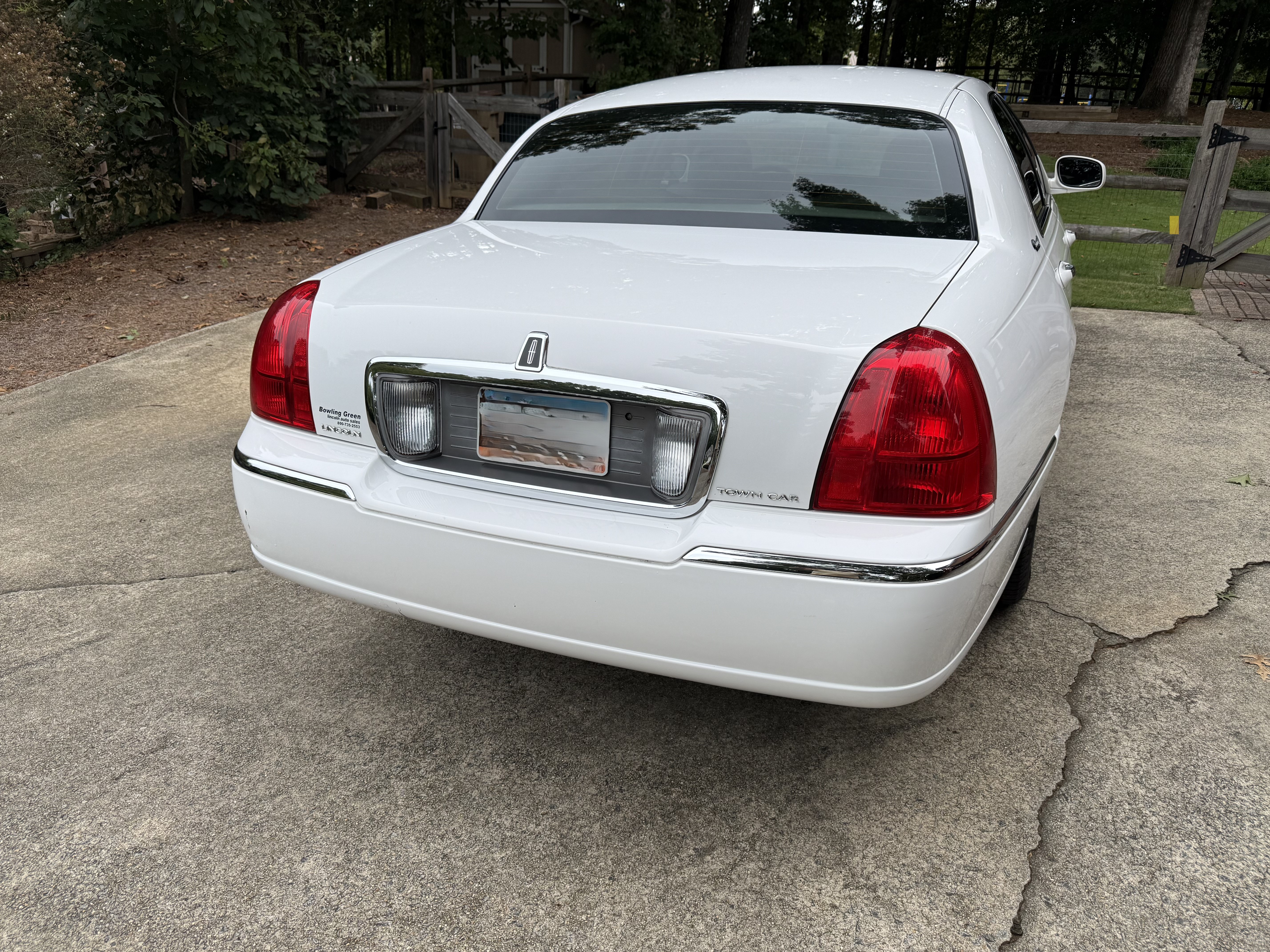 Used 2010 Lincoln Town Car Signature Limited RWD image 6