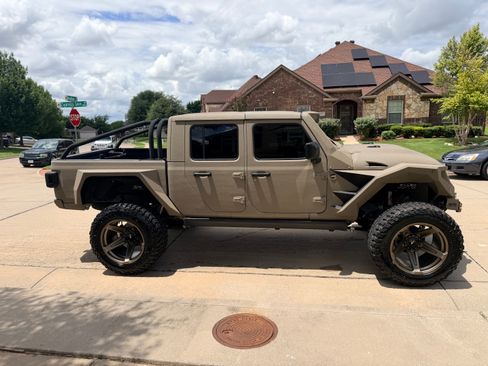 Used 2025 Jeep Gladiator Sport AWD/4WD image 10