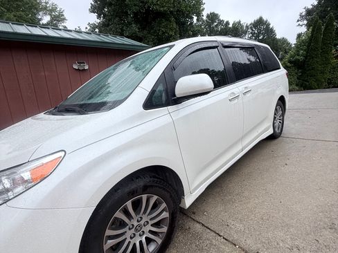 Used 2020 Toyota Sienna XLE Premium FWD image 2