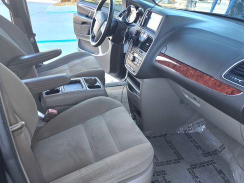 Used 2016 Chrysler Town & Country Touring image 13