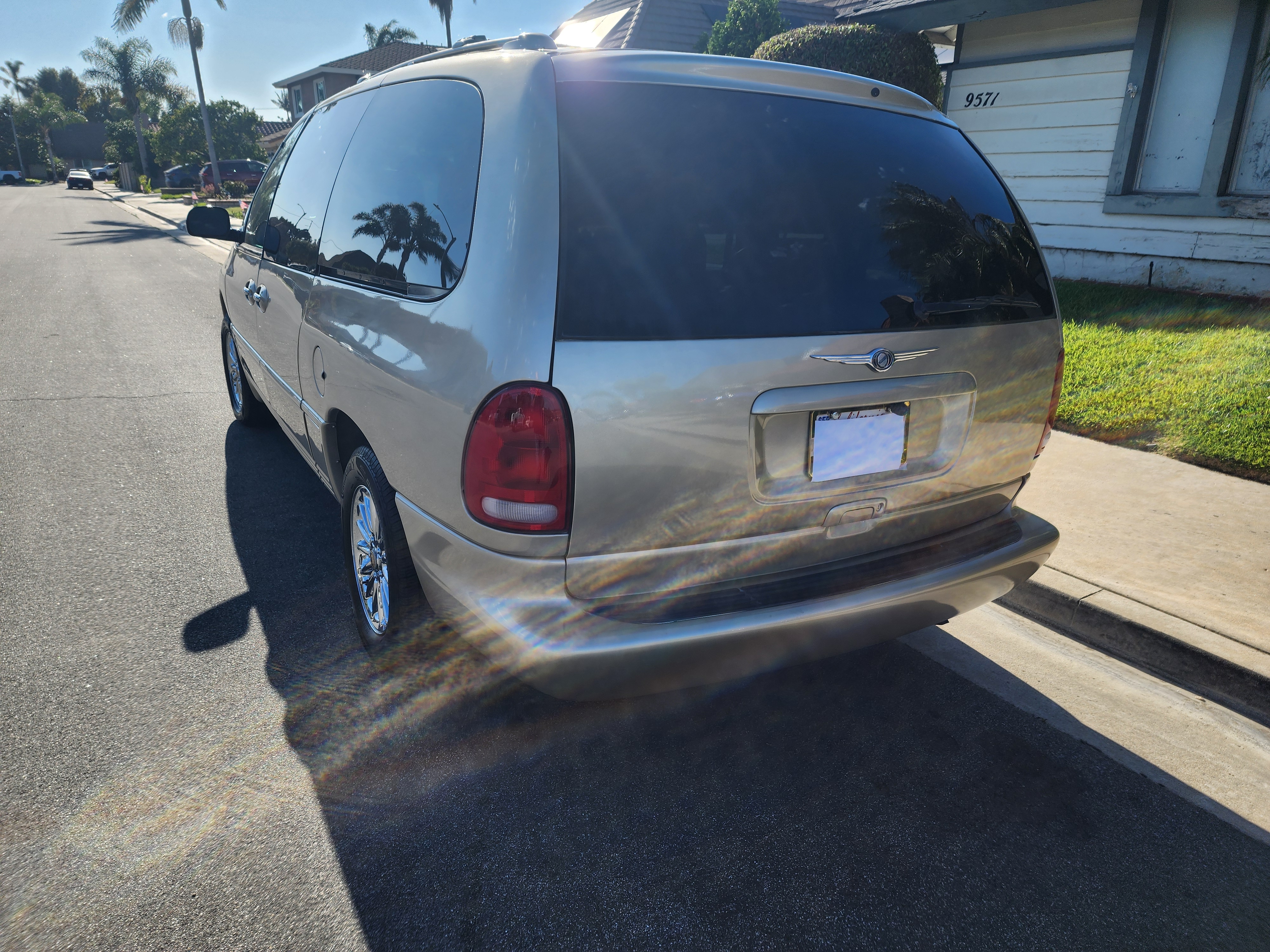 Used 2000 Chrysler Town & Country Limited FWD image 4
