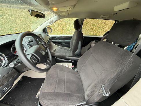 Used 2012 Dodge Grand Caravan SE image 2