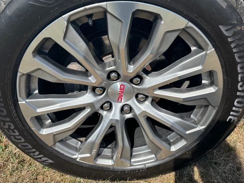 Used 2021 GMC Yukon XL Denali w/ Denali Premium Package image 22