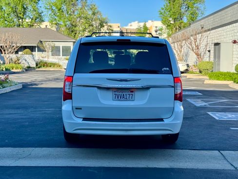 Used 2016 Chrysler Town & Country Touring image 8