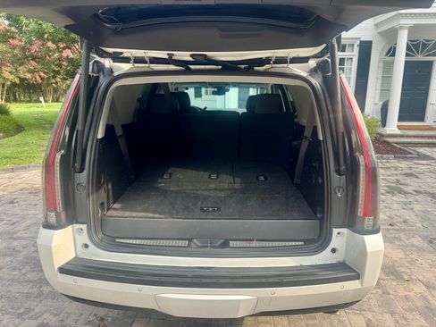 Used 2019 Cadillac Escalade Premium Luxury AWD/4WD image 9