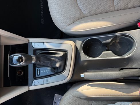 Used 2017 Hyundai Elantra Limited image 32