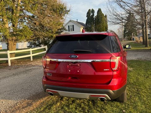 Used 2017 Ford Explorer XLT w/ Equipment Group 202A image 5