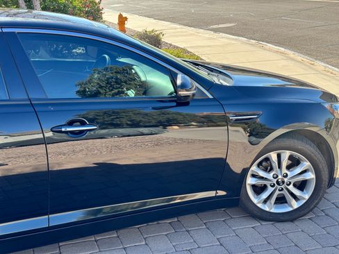 Used 2011 Kia Optima EX w/ Premium Pkg image 9